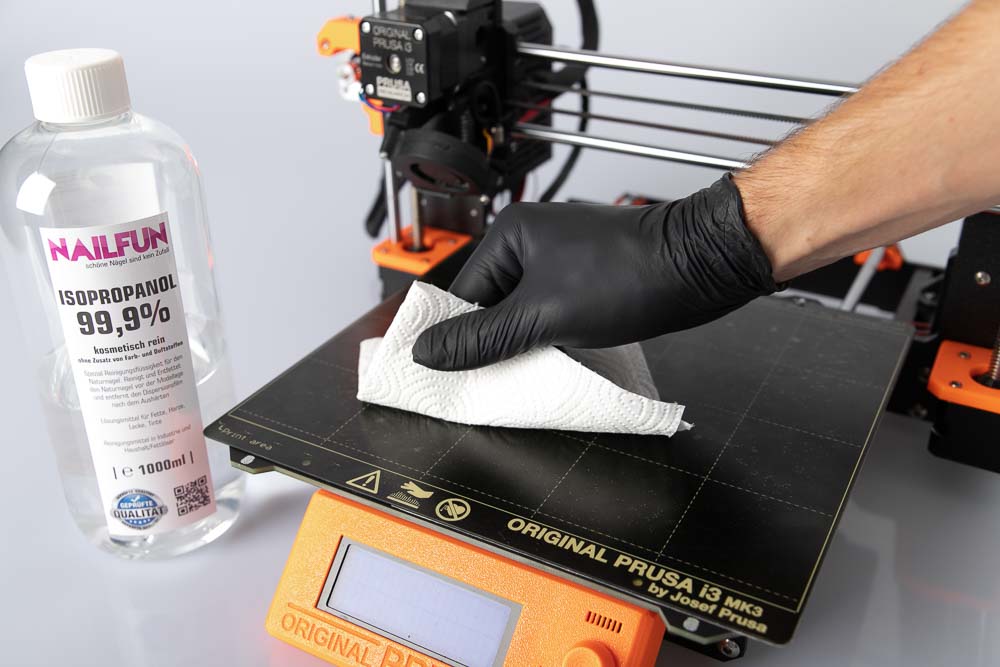 Clean the 3D printer build plate with isopropanol