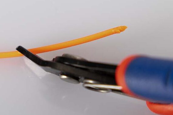Wire cutters or wire cutters attach to the 3D printing filament