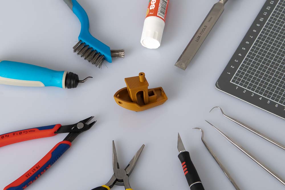 Cover picture for the article about which 3D printing accessories and tools you need for 3D printing