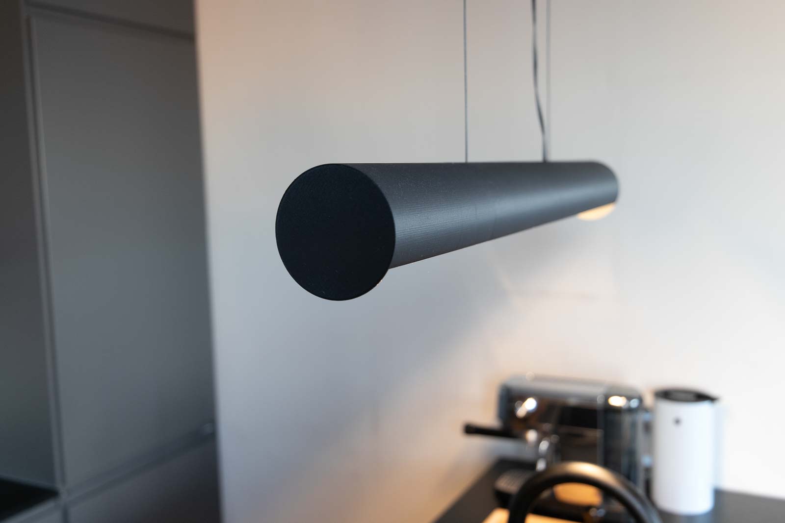 diy-3d-print-led-pendant-light-lamp-build-yourself-product-9 Close-up of a self-built 3D printed pendant lamp mounted above a kitchen island