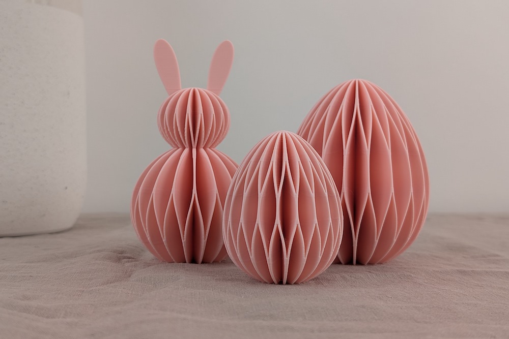 3D printable honeycomb Easter decor set (one Easter bunny and two Easter eggs in various sizes) in pink
